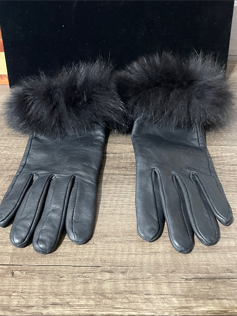 Fox, cashmere and leather gloves.
